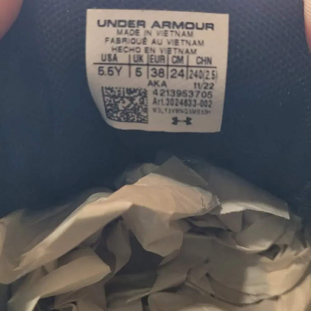 Under Armour Charged Assert 9 black Running boy's size 5.5y